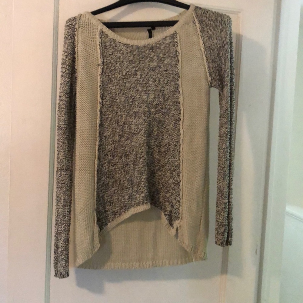 Long sleeve sweater with a round neck